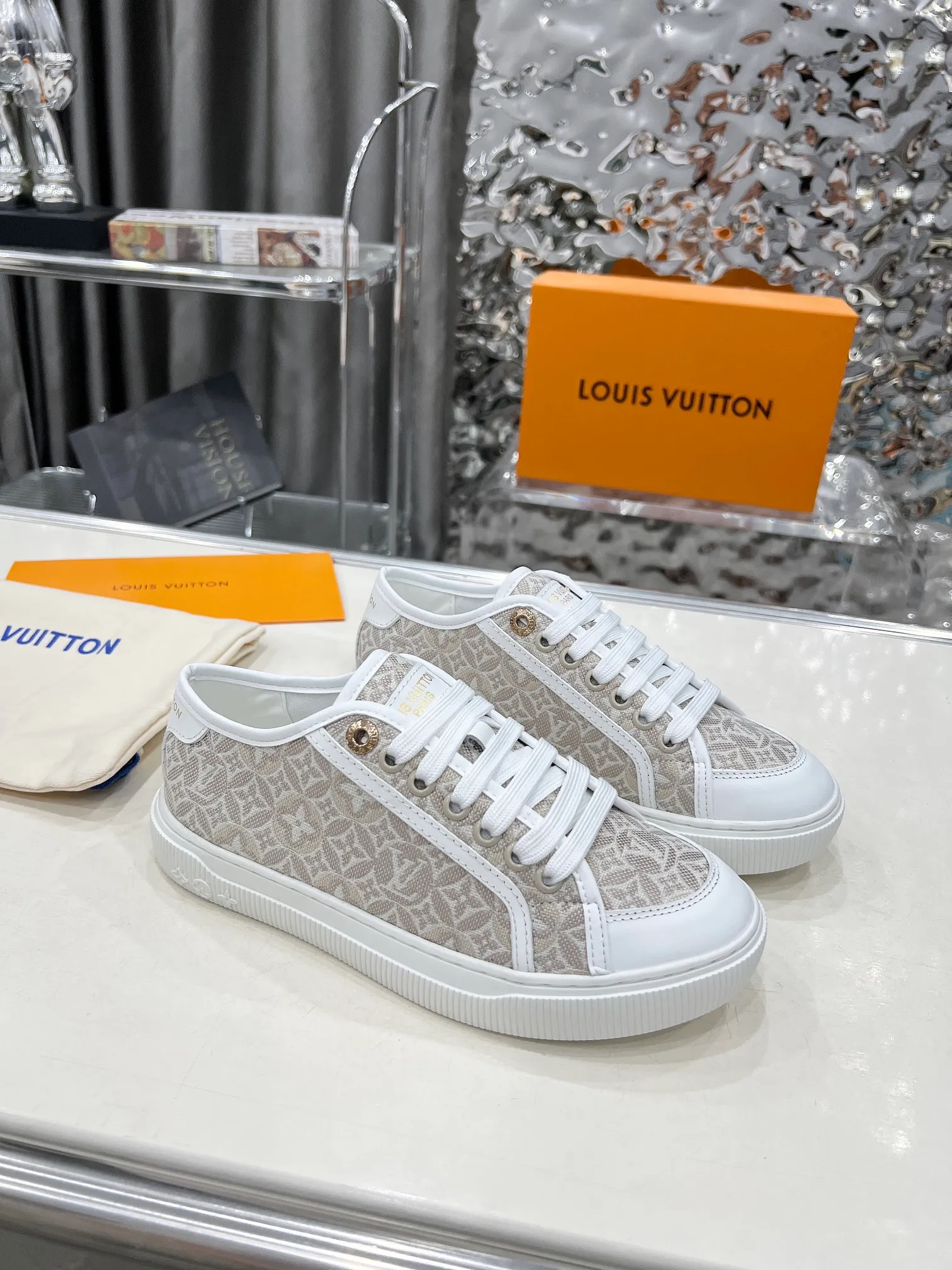 👟👟Ex-factory price 420👟👟 New arrival🆕🆕🆕 This LV Lagoon sneaker is made of lightweight canvas embroidered with the handwritten Louis Vuitton Paris logo. It highlights the casual summer atmosphere with a trendy and simple configuration, and can easily brighten up various looks. Monogram flowers bloom on the soft rubber sole. Code number: 35~41, multiple colors available! Oil edges + TPU outsole + drawer box packaging